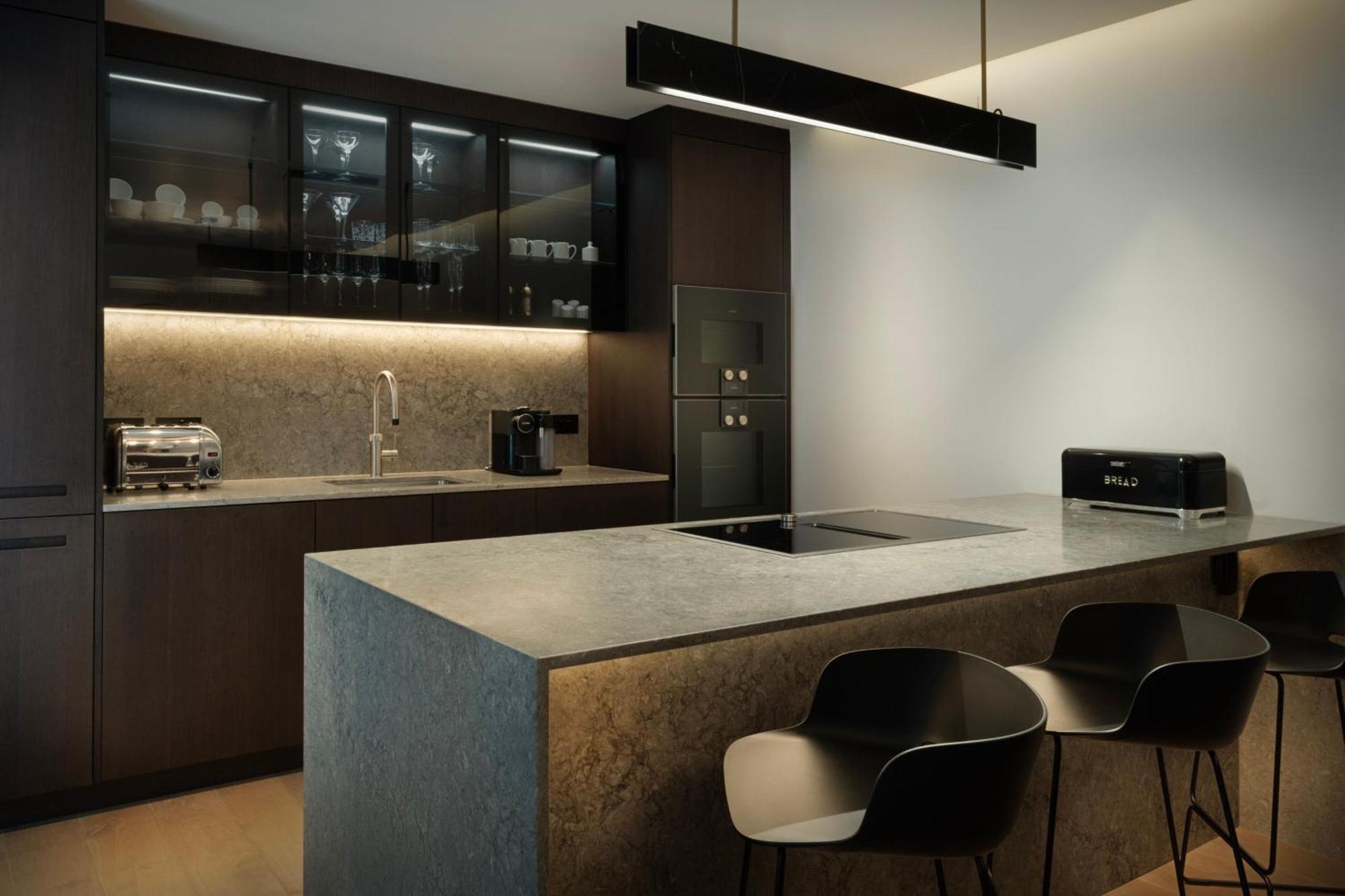 The Westin London City Ngoại thất bức ảnh A kitchen with a linear pendant light
